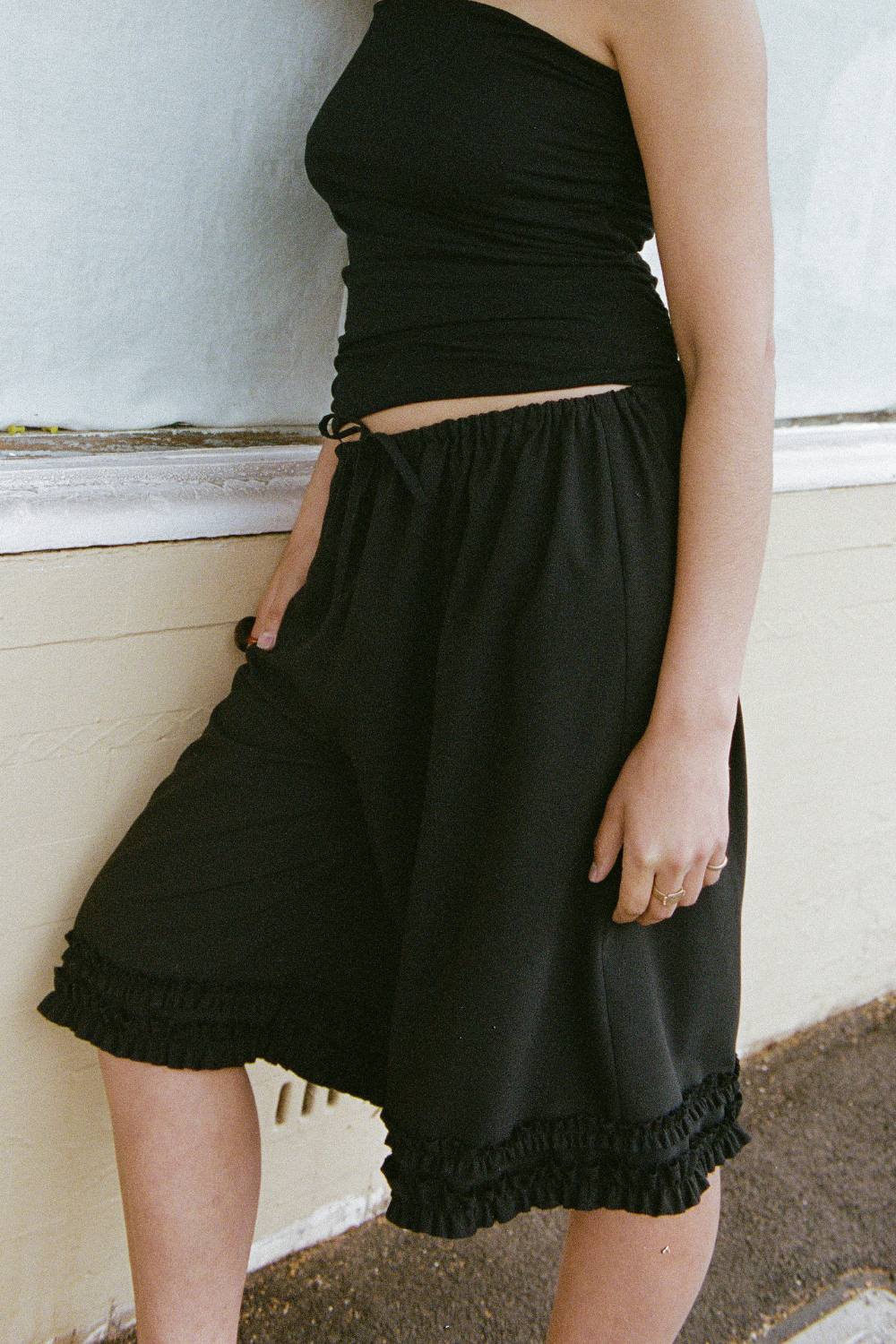 RUFFLE SHORT | BLACK - Image 3